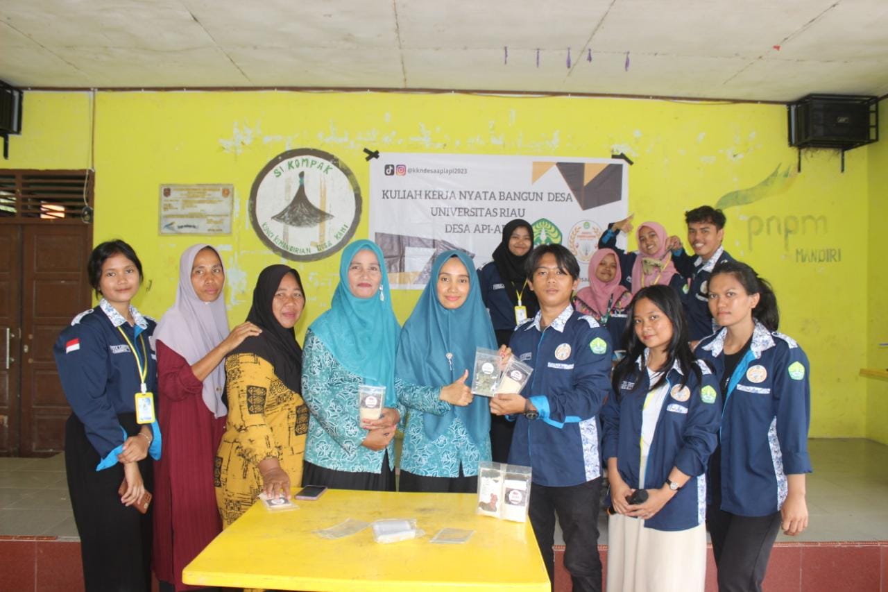 Mahasiswa Kukerta UNRI Beri Inovasi Pengolahan Jahe Merah Dan Daun Kelor Menjadi Teh Herbal Sebagai Kreativitas Umkm Di Desa Api-Api Desa Kesumbo Ampai